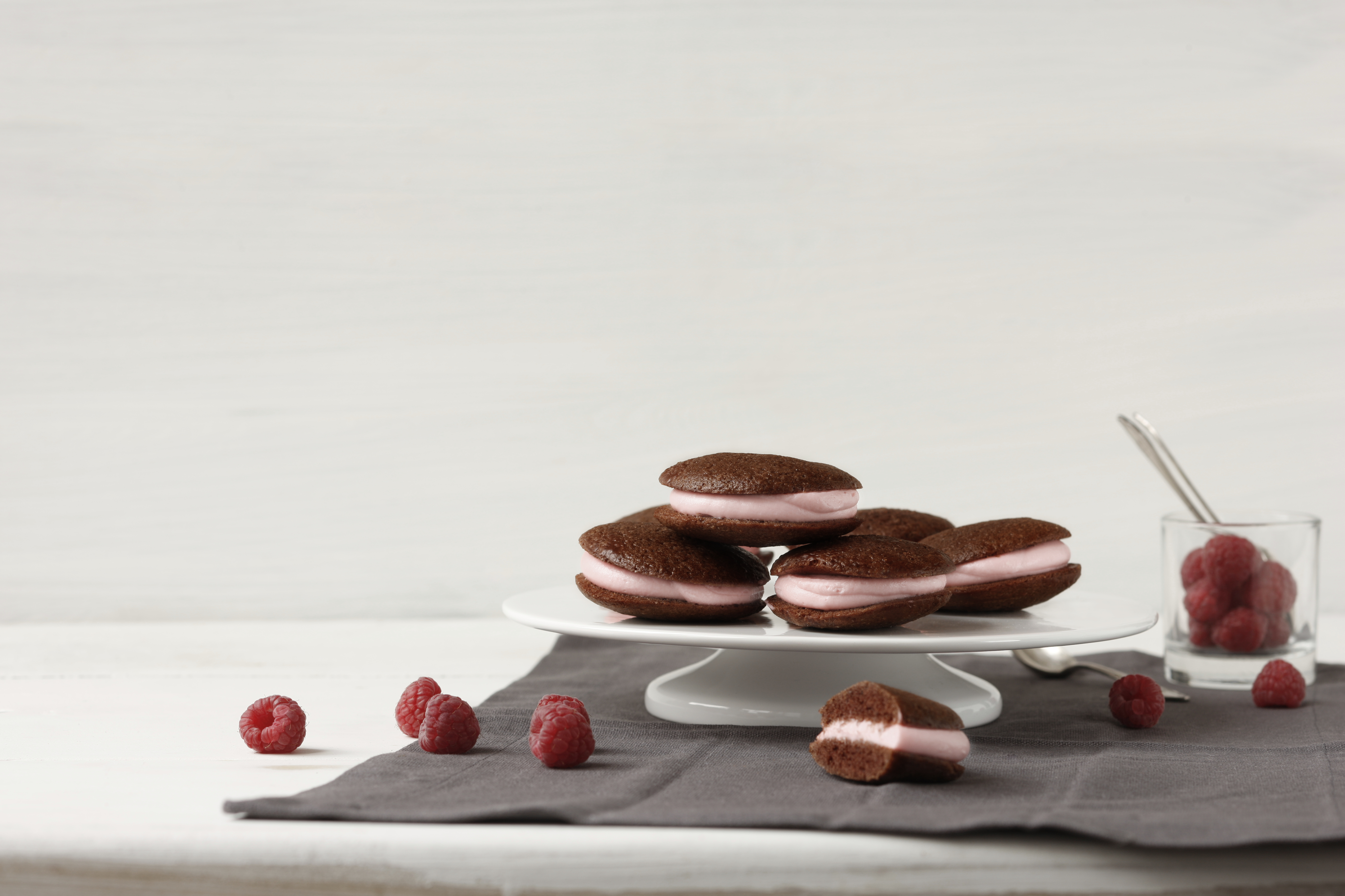 Bild zu Whoopies mit Himbeercreme