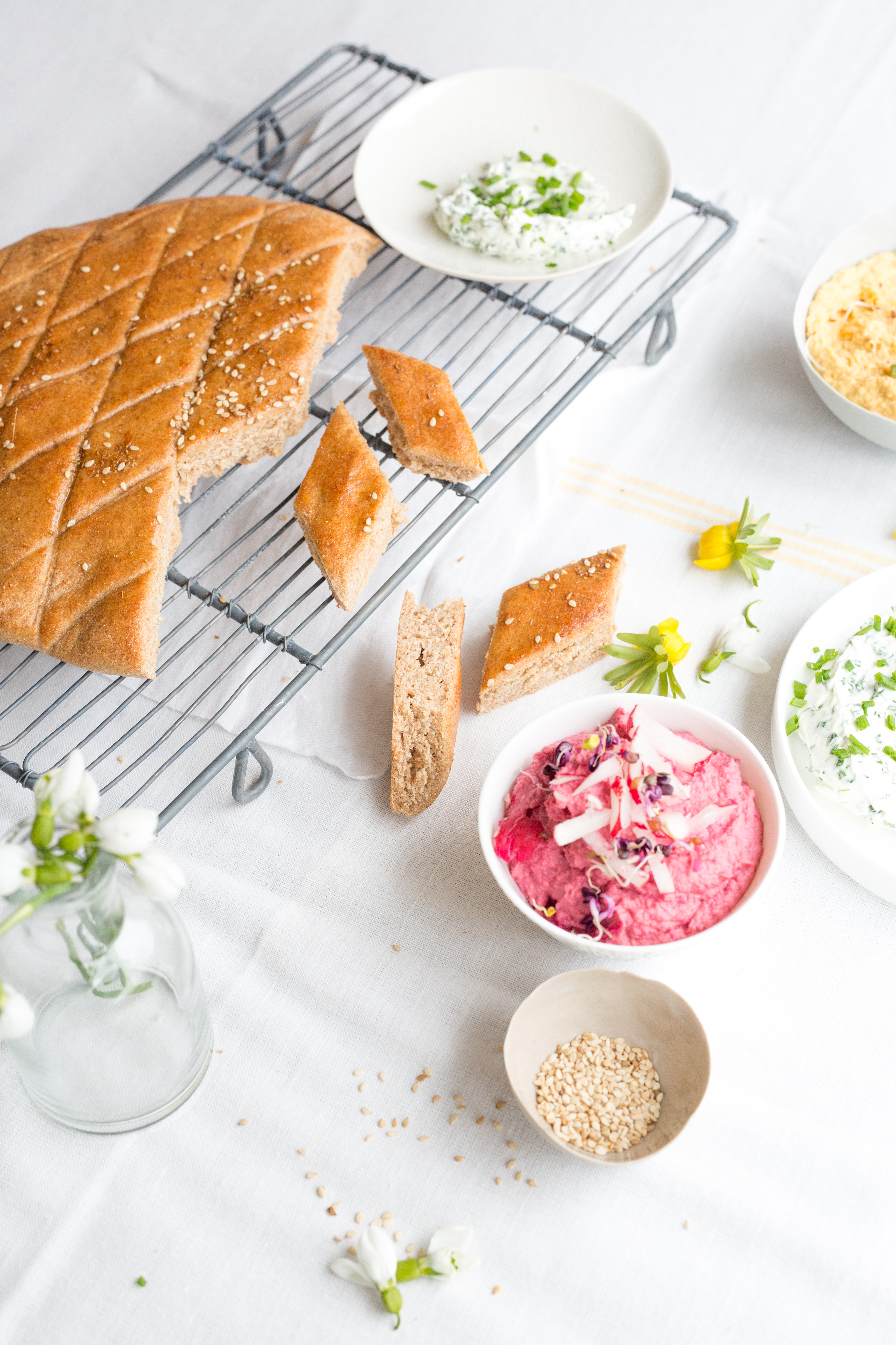 Bild zu Vollkorn Fladenbrot mit dreierlei Dips