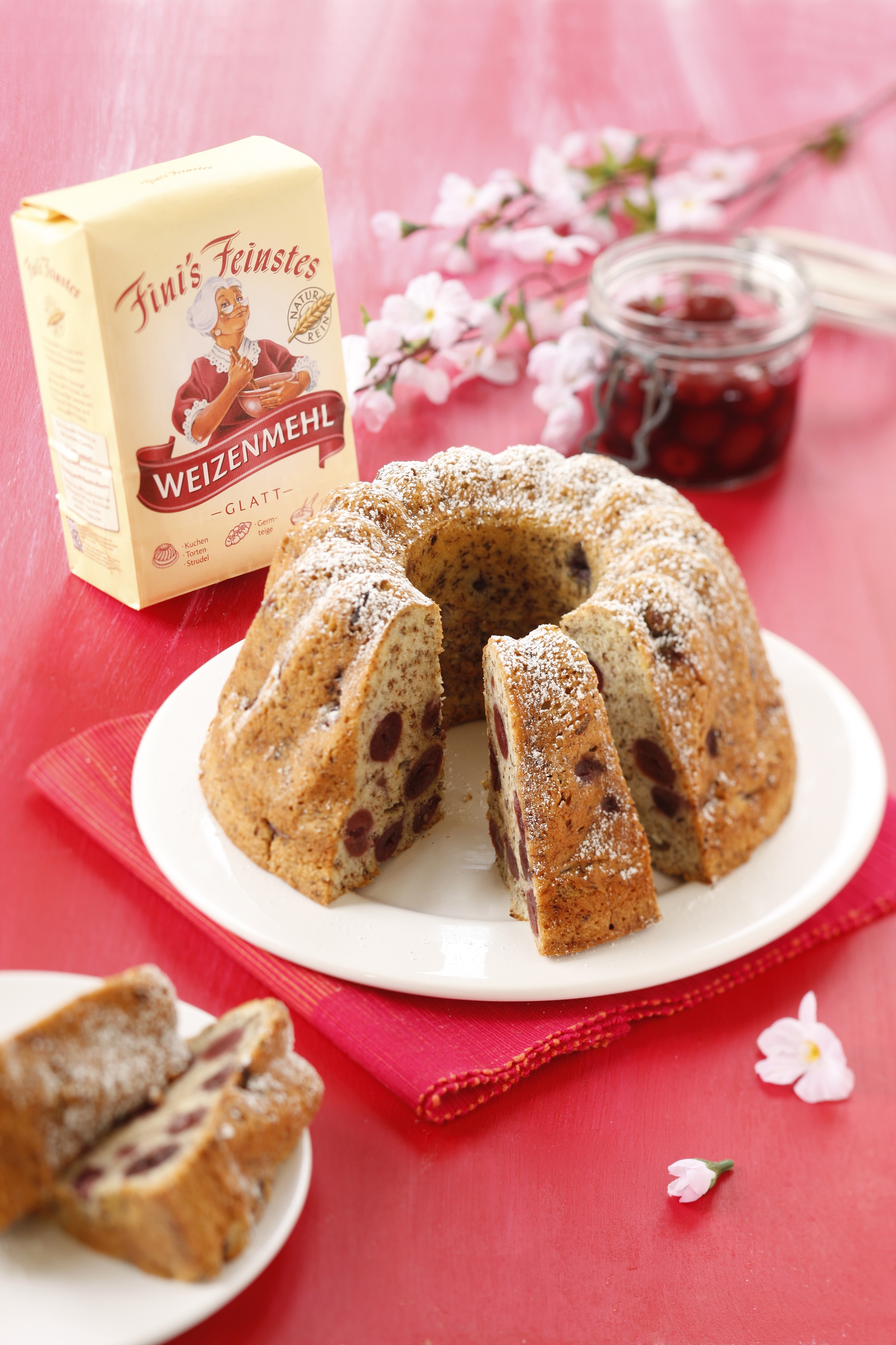 Bild zu Kirschengugelhupf