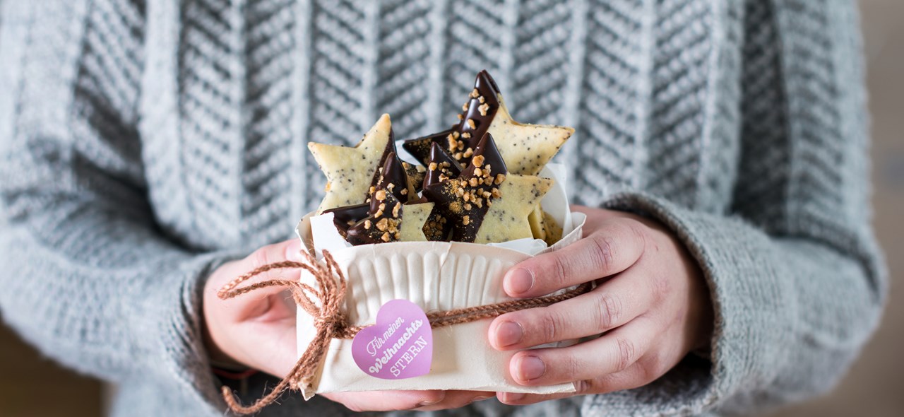 Bild zu Mohnsterne mit Krokant und Elfenstaub